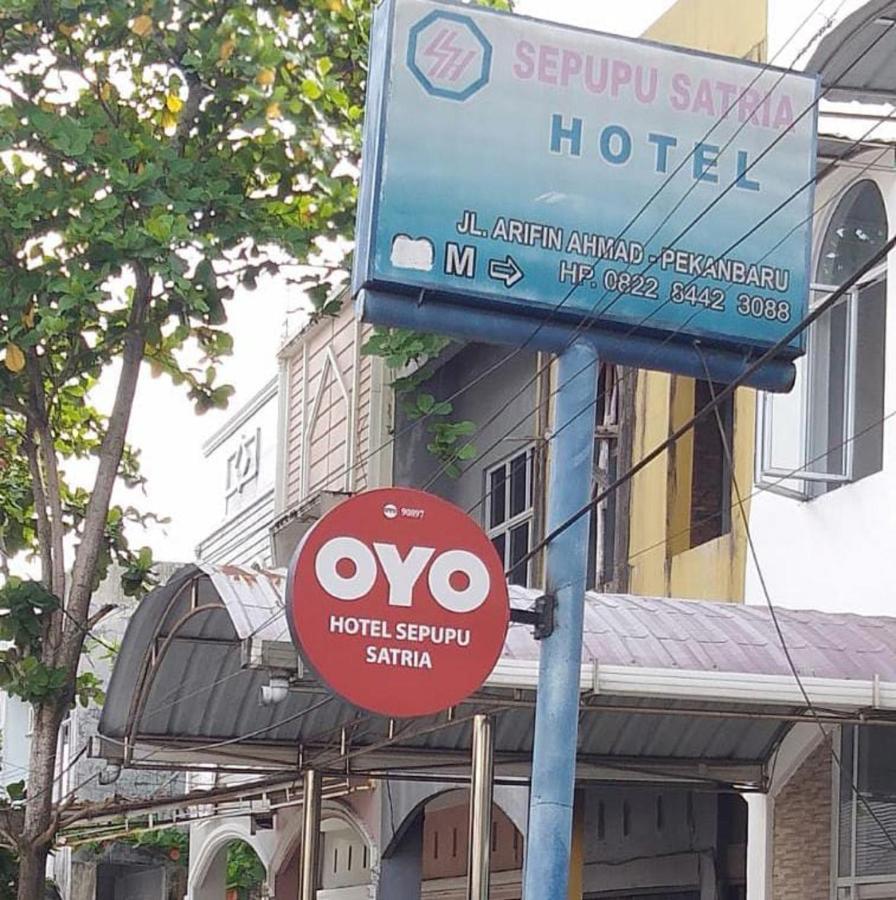 Oyo 90897 Hotel Sepupu Satria Pekanbaru Buitenkant foto
